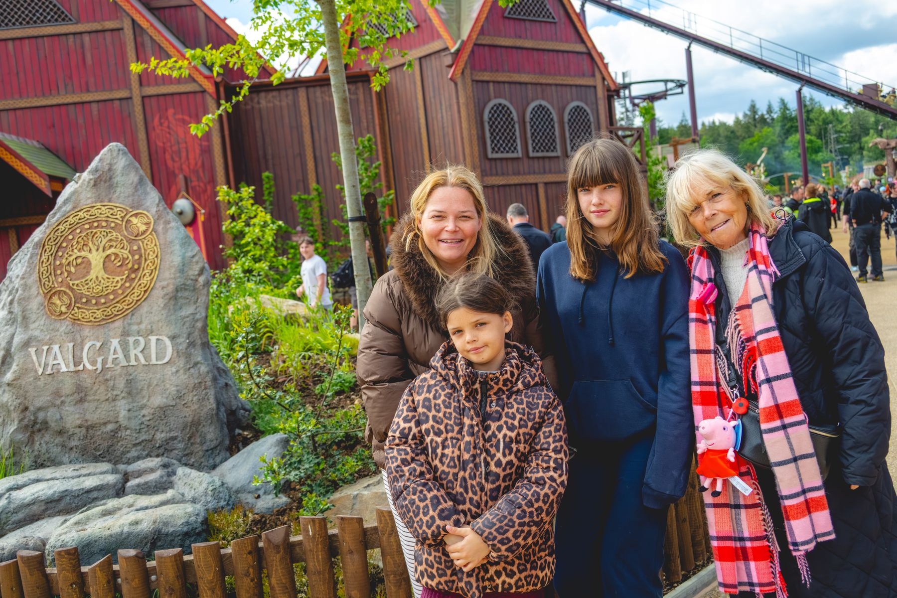Paultons-Park-2026-Valgard-Vikings-Super-Fans-Day-New-Land-Opening-PR-9-Linda Robson and Family.jpg