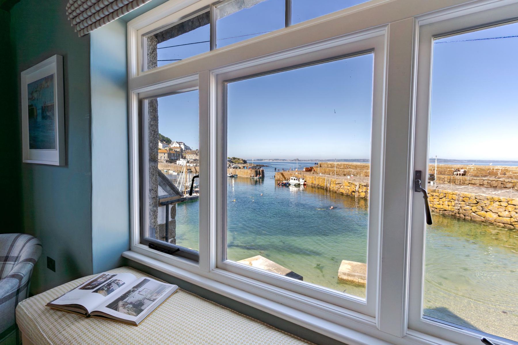 Perfect-Stays-Wharf-House-master-bedroom-window-seat.jpg