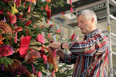 Kaffe Fassett, decorating a Christmas tree with his famous fans, 