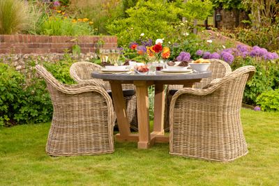 Oxenwood Outdoor Quintus Circular Dining Table