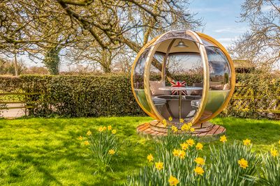 Ornate Garden Luxury Rotating Seater Garden Pod