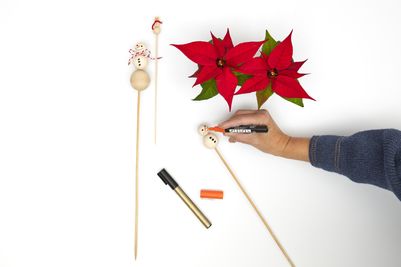 2022_poinsettia_05120_DIY_Decorative_Snowman_Flower_Sticks_02.jpg
