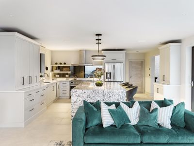 Perfect-Stays-Seaglass-House kitchen.jpg