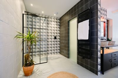 Perfect-Stays-The-Hideout-master-ensuite.jpg