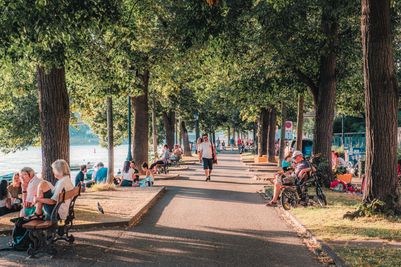 Flanieren am Rhein  Strolling along the Rhine.jpg