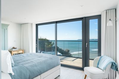 Perfect-Stays-Clifftop-bedroom-two.jpg