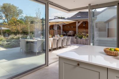 perfect-stays-rosevean-kitchen-4.jpg