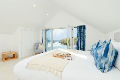 Perfect-Stays-Roscarrock-master-bedroom.jpg