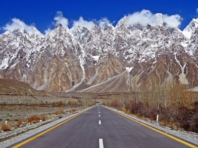 KarakoramHighwaydreamstimexl115820475.jpg