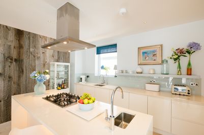Perfect-Stays-Waterside-kitchen.jpg