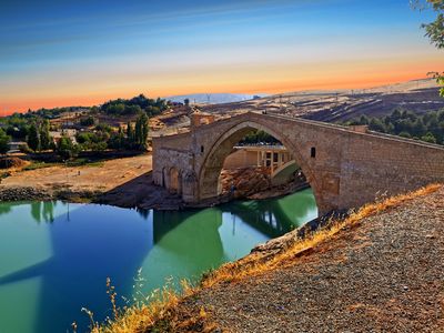 Malabadi bridge_Turkey_dreamstime_m_156150367.jpg