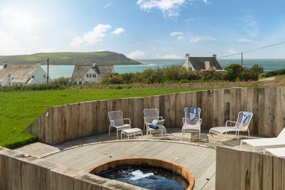Perfect-Stays-Sea-Breezes-hot-tub.jpg