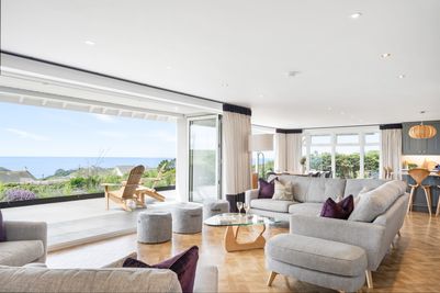 Perfect-Stays-The-Paddock-living-area-2.jpg