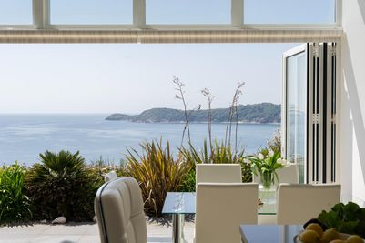 Perfect-Stays-Serenity-dining-area-view.jpg