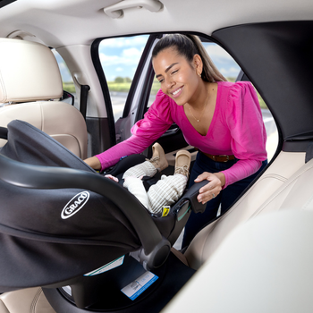 SnugLite i-Size R129 Lifetstyle Image 5.jpg