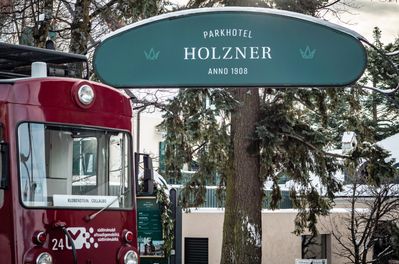 Rittnerbahn vor Tor im Schnee (c) Hannes Ploner.jpg