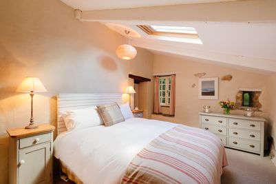 Perfect-Stays-The-Watermill-master-bedroom.jpg