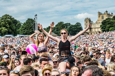 Crowd in front of Wollaton Hall at Splendour