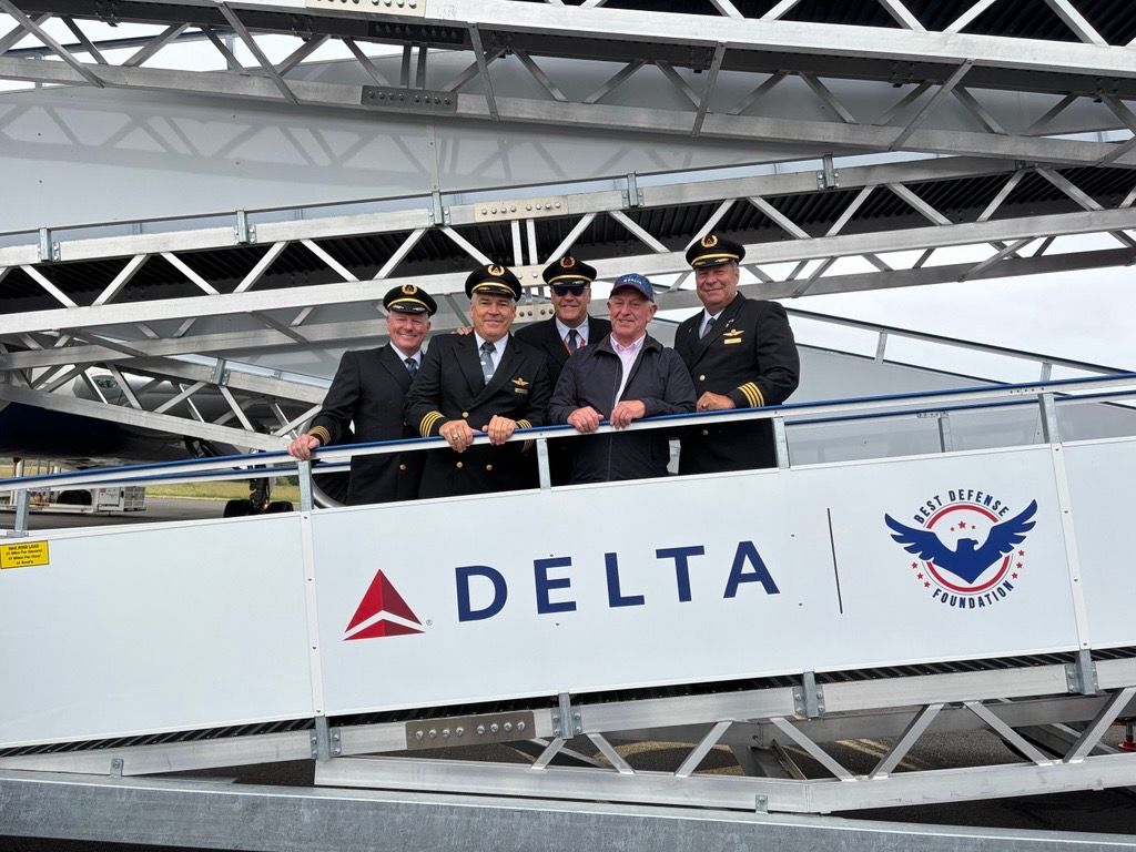 Graham Corfield with the Delta Air Lines pilots.jpeg