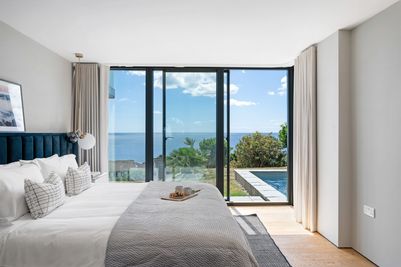 Perfect-Stays-Eden-master-bedroom.jpg