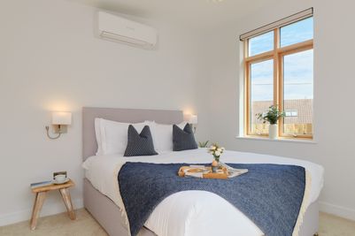Perfect Stays-Poldhu-master-bedroom.jpg