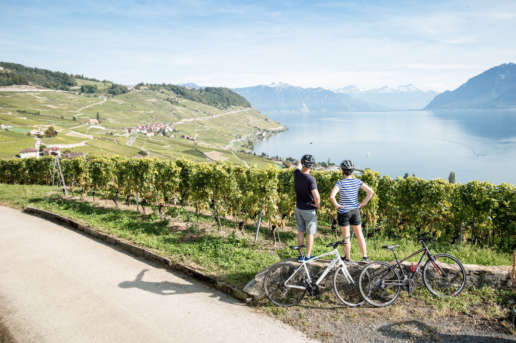 Cyclists take in view of Lake Geneva - Lausanne