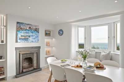 perfect-stays-the-old-school-house-dining-area.jpg