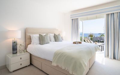 Perfect-Stays-Serenity-master-bedroom.jpg