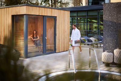SAUNA-Walking-in_01.jpg
