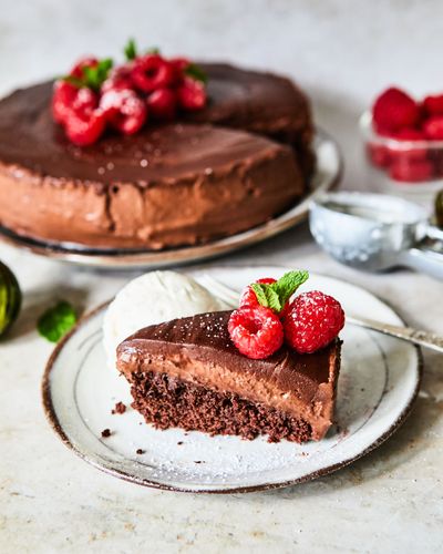 Vegan chocolate mousse cake