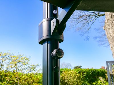 Eclipse Cantilever Parasol