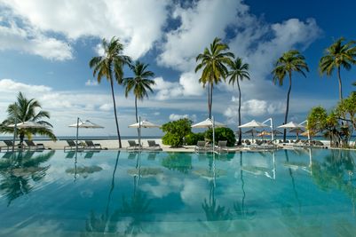 halaveli-maldives-2021-bs-pool-08_hd.jpg