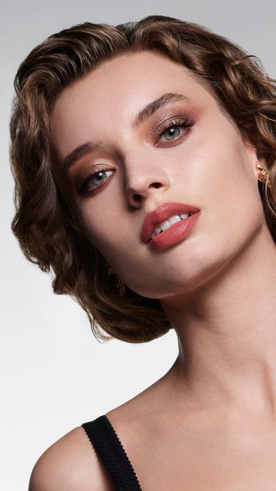DG_MU25_EVER_ICON_EYE_PALETTE_MAKEUP_PORTRAIT_NIGHT_LOOK_AMBER_VENUS_MODEL_2_JPG_9X16_300_DPI.jpg