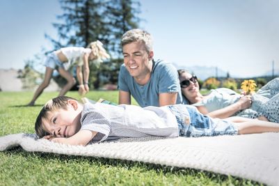 Familie auf Decke© Hannes Niederkofler_HQ-8342.jpg
