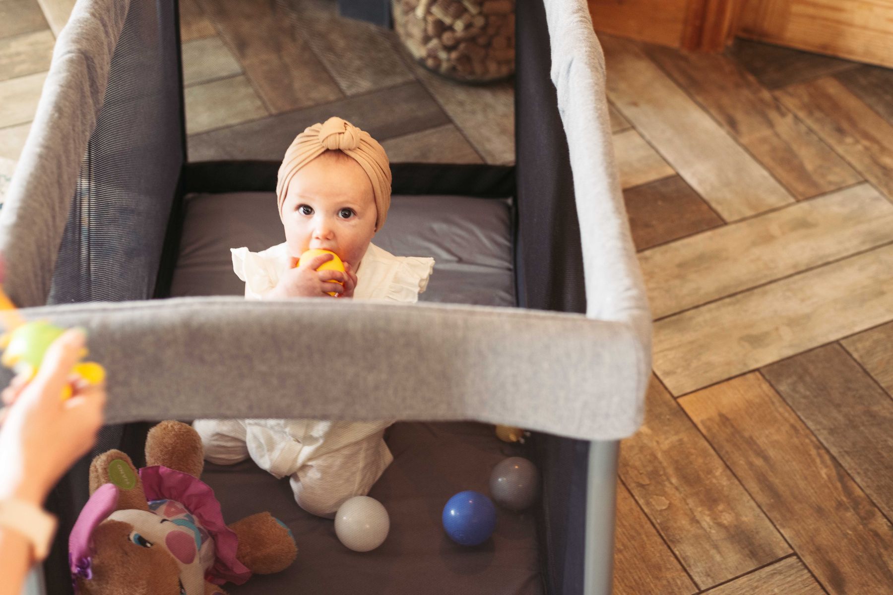 Influencer @pasta_proseccoandparenting, gives Graco's new FoldLite Travel Cot  the thumbs up