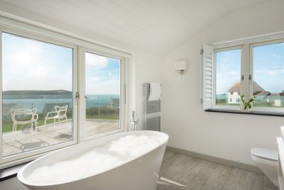 Perfect-Stays-Sea-Breezes-master-ensuite.jpg