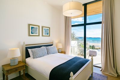 Perfect-Stays-Beachfront-master-bedroom.jpg
