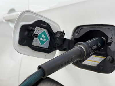 Hydrogen Refuelling 4.jpg