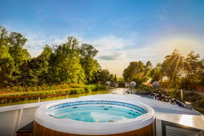 Enchante - Canal du Midi - spa pool  (6).jpg