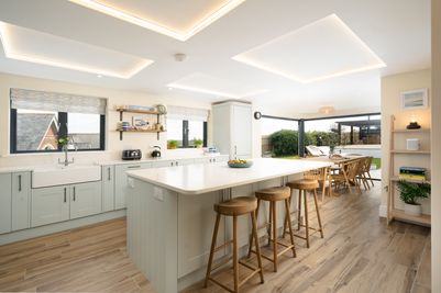 Perfect-Stays-Cornerways-kitchen.jpg