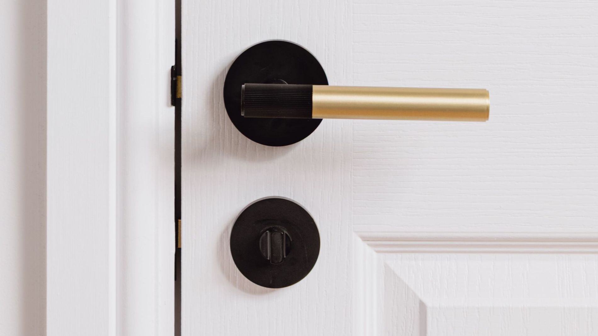 Suggested Header 2000px Brass Linear Lever Handle in Gold and Black.jpg