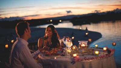 prince-maurice-wedding-honeymoon-romantic-dinner-1_hd.jpg