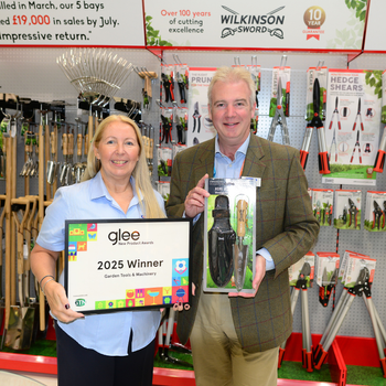 Tracey Cooper, National Sales Manager, Garden Tools & Products and Will Timmis, Head of Outdoor Divisions, with the award win