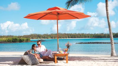 prince-maurice-wedding-honeymoon-lunch-on-beach-1_hd.jpg