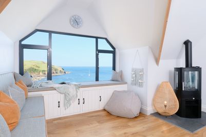 Perfect-Stays-Tamarisks-first-floor-living-1.jpg
