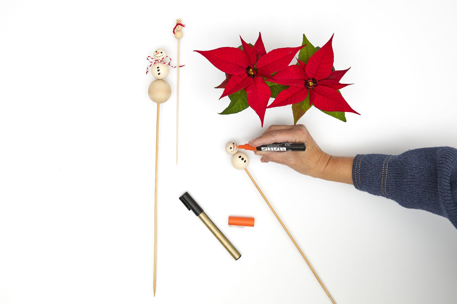 2022_poinsettia_05120_DIY_Decorative_Snowman_Flower_Sticks_02.jpg