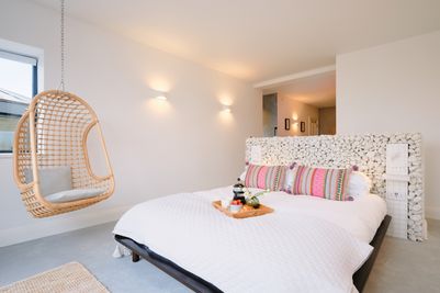 Perfect-Stays-The-Hideout-master-bedroom-2.jpg