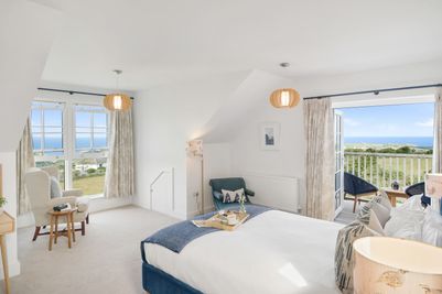 Perfect-Stays-The-Paddock-master-bedroom-1.jpg