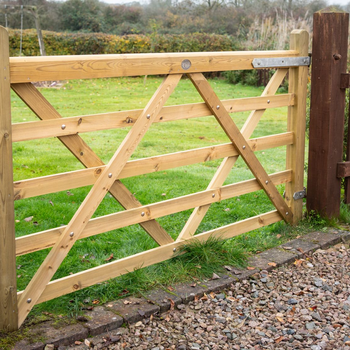 Suggested Header 2000px 7ft Croft Prestige Gate Lifestyle (1).jpg