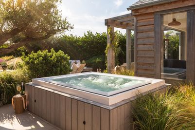 Perfect-Stays-Constantia-exterior-hot-tub.jpg